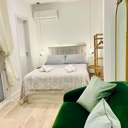 New Luxurious Studio With Patio/center
